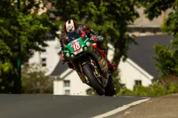 TT 2022: spettacolare Supertwin, vince Hickman su Paton