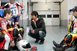 Hiroshi Aoyama consiglia i giovani della Rookies Cup