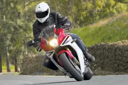 Scarico Akrapovic in omaggio con la Honda CBR600F