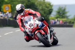 Tourist Trophy: Honda Racing al TT 2015 con John McGuinness e Conor Cummins