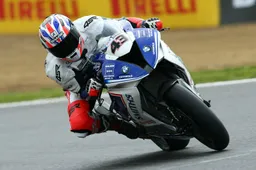 BSB: Howie Mainwaring con ePayMe Yamaha a Cadwell Park
