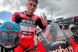 Supersport Assen: Huertas rimonta furiosa in gara 1, Manzi resiste