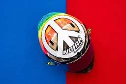 Andrea Iannone casco pacifista "Conosco una sola razza, la razza umana"