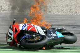 IDM Superbike Assen Gara 1: prima vittoria per van Ginhoven, Muggeridge.. a fuoco!