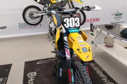 Il team Maddii con i colori "mondiali" di Chicco Chiodi