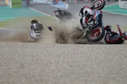 Supersport: La fotosequenza del pauroso incidente al via, piloti OK