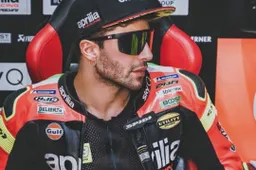Andrea Iannone e Giulia De Lellis, prima vacanza con denuncia