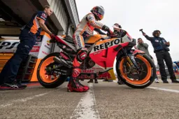 Jorge Lorenzo ultimo a Silverstone. Puig: "Il collo fa male"