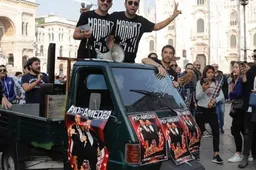 Andrea Iannone scorta Pio e Amedeo con l'Apecar