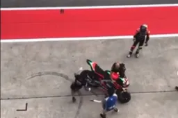 MotoGP, Aleix Espargarò travolge un fotografo in corsia box (VIDEO)