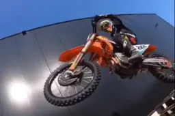 Motocross, Tony Cairoli in una sessione speciale di drift