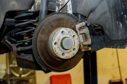 Freni a disco: caratteristiche, come funzionano e quando cambiarli