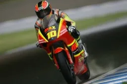 250cc Motegi Warm Up: svetta Imre Toth, dietro Simoncelli