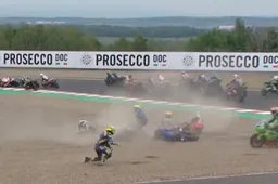 Supersport Most: carambola in partenza, Lorenzo Baldassarri ne approfitta