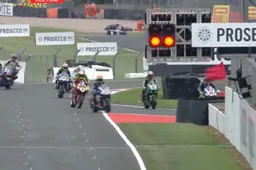 Superbike Donington: Spaventoso incidente al via di gara 2, tre piloti giù