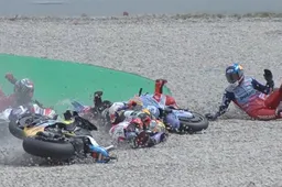 MotoGP Catalunya: Finimondo alla partenza, Bagnaia investito da Binder