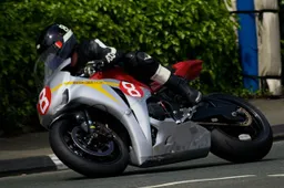 Tourist Trophy: le condizioni di Guy Martin e Conor Cummins