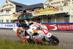 Tourist Trophy: Ian Hutchinson da leggenda, record e vittoria in Superstock