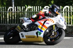 Tourist Trophy: terzo giorno di prove, Anstey al top tra le Superbike