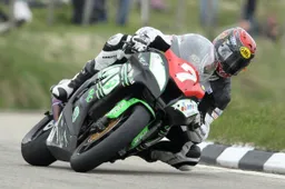 Tourist Trophy: 3 su 3 (con record) per Michael Dunlop, vince anche tra le Superstock