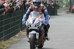 Tourist Trophy: John McGuinness trionfa tra le Superbike, 18esima vittoria al TT