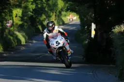 Tourist Trophy Superbike Gara: 16° vittoria per McGuinness, fuori Anstey e Martin