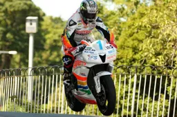 Tourist Trophy Supersport Gara 2: prima vittoria di Gary Johnson, McGuinness 2° davanti a Martin