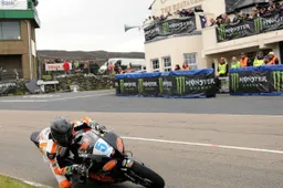 Tourist Trophy: poker di Michael Dunlop, record e vittoria in Gara 2 tra le Supersport