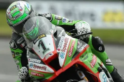 North West 200: Glenn Irwin trionfa nella prima gara Superbike