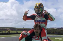 Izan Guevara capolavoro, campione Moto3 con vittoria a Phillip Island!