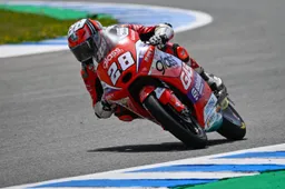 Moto3 Jerez: Izan Guevara, trionfo con mossa "alla Jorge Lorenzo"