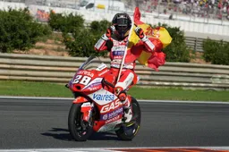 Izan Guevara finale da Campione, l'addio alla Moto3 col poker spagnolo