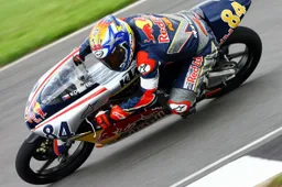 Rookies Cup Donington Gara: Fagerhaug sbaglia e Kornfeil vince