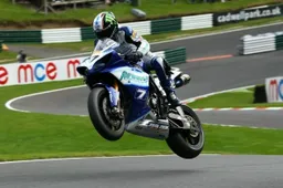 BSB Cadwell Park Gara 2: Camier squalificato, vince Ellison