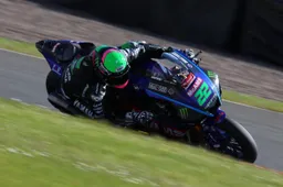 Super bagarre nel British Superbike a Knockhill: 19 piloti in 1"