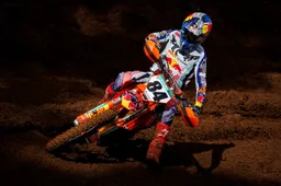 La sfortuna bersaglia Jeffrey Herlings: una motocross gli finisce sulla schiena