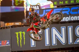 Riecco Jett Lawrence: conquista Anaheim-2 dell'AMA Supercross 2025