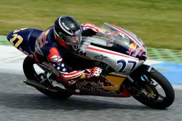 Red Bull Rookies Cup Brno Gara 1: vince a sorpresa Joe Roberts, Sissis torna leader