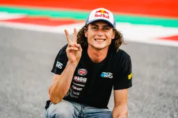 Moto2: Joe Roberts KO, frattura della clavicola dopo il botto nelle FP2