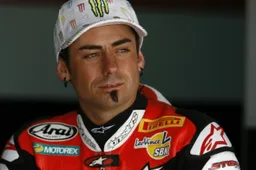 Superbike: prima immagine di John Hopkins con la tuta Stiggy