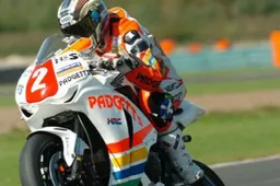 John McGuinness vince nel British Superstock a Croft