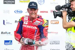Infinito John McGuinness: a 52 anni sul podio alla North West 200