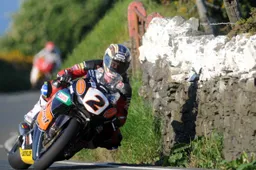 Tourist Trophy: John McGuinness pilota del decennio con Rossi e Bayliss