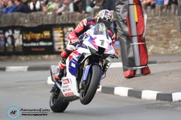 TT 2022: John McGuinness a quota 100, Peter Hickman un marziano sul Mountain