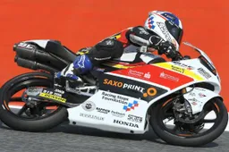 Moto3 Catalunya Warm Up: John McPhee su pista umida