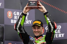SBK, Jonathan Rea frenato dalla Kawasaki: "Problema al cambio"