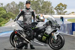 Superbike, Jonathan Rea glamour la Kawasaki d'inverno veste in griglio