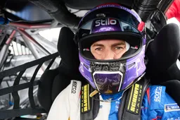 La dura vita dei motociclisti in auto: Lorenzo festeggia un 8°, Rossi non va