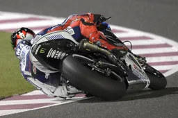 MotoGP Losail Gara: Lorenzo il dominatore, che duello tra Rossi e Marquez!