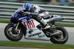 MotoGP Indianapolis Gara: Rossi scivola, Lorenzo vince
